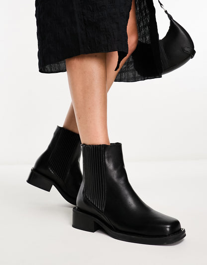 Simmi London Wide Fit Leroy  Chelsea boot in black