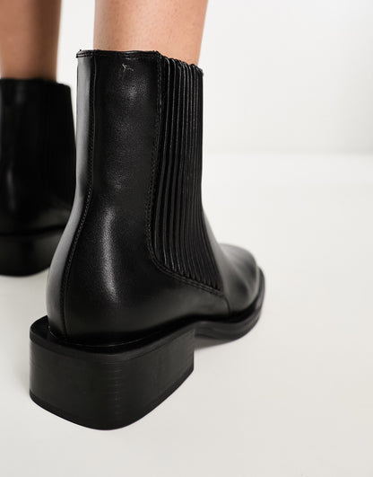 Simmi London Wide Fit Leroy  Chelsea boot in black